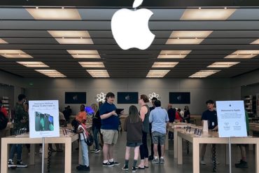 Apple storefront filled with customers.