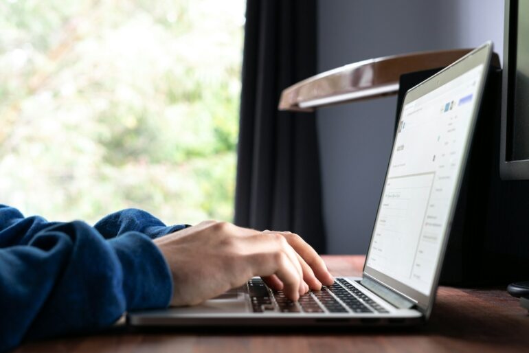 tech-worker-unsplash